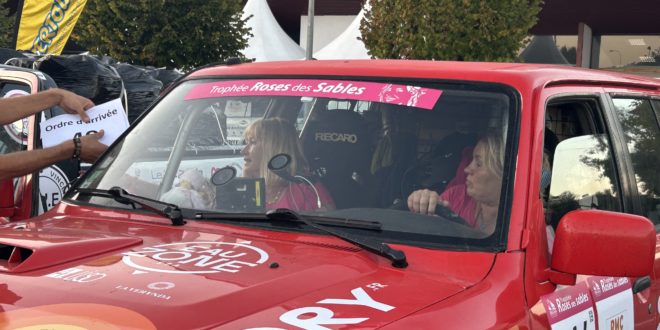 Story soutient le trophée Rose des Sables
