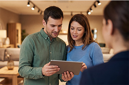 couple avec tablette pour simulateur 3D en showroom story